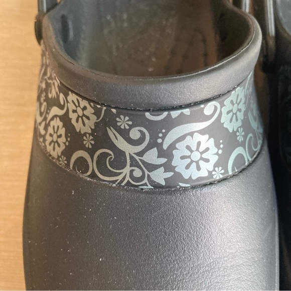 CROCS Sz 6 Mercy Work Collection Slip Resistant Enclosed Heel Backstrap Clog - Picture 3 of 11